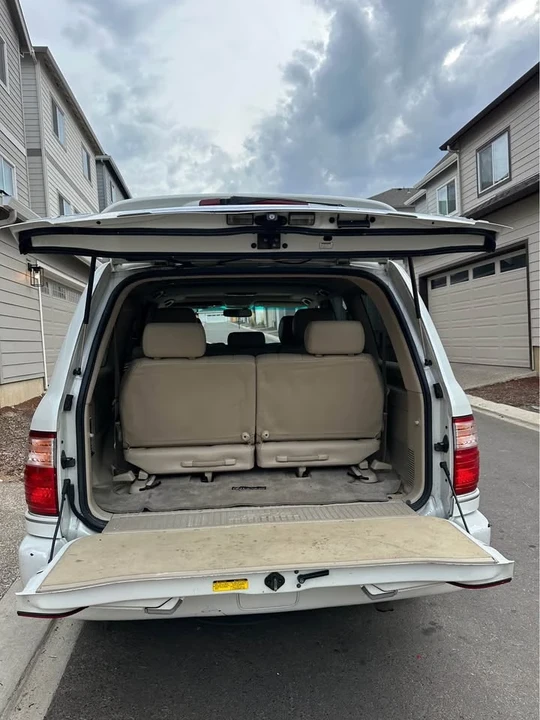 2004 Lexus LX 2nd Gen - Image 5 of 9