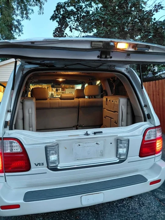 2004 Lexus LX 2nd Gen - Image 11 of 14