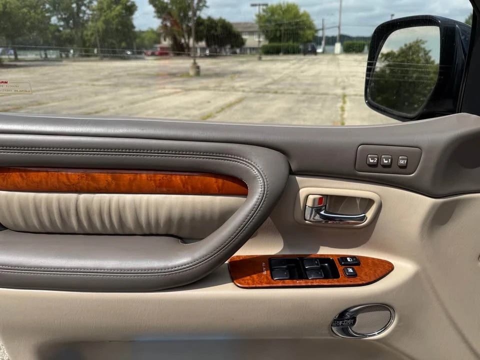 2004 Lexus LX 2nd Gen - Image 11 of 19
