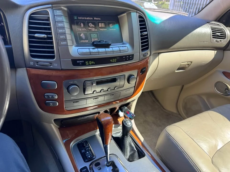 2004 Lexus LX 2nd Gen - Image 19 of 20