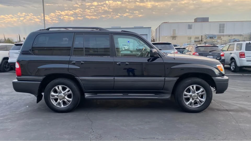 2004 Lexus LX 2nd Gen - Image 4 of 14