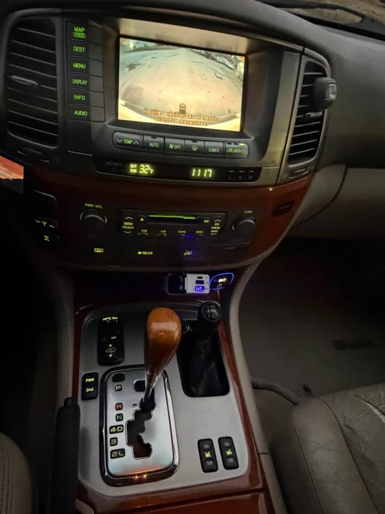 2004 Lexus LX 2nd Gen - Image 9 of 11