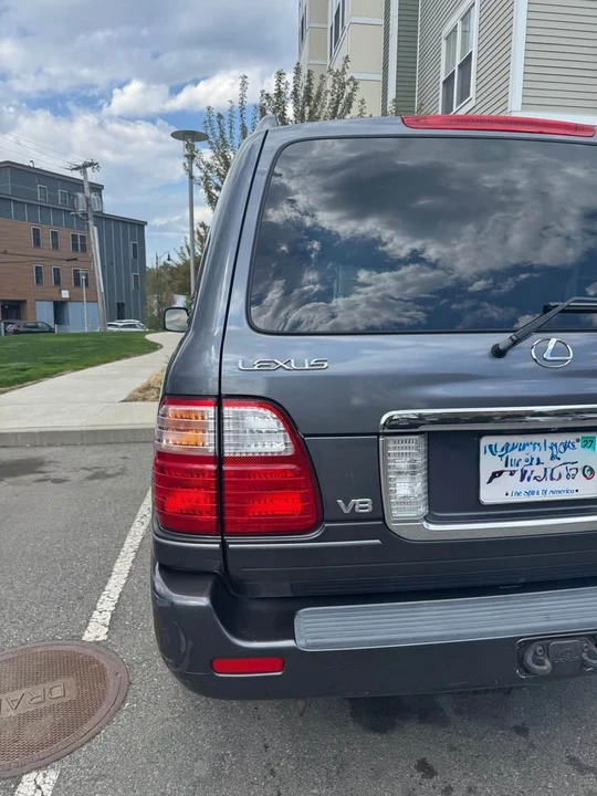 2004 Lexus LX 2nd Gen - Image 11 of 13