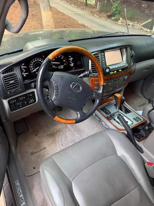 2004 Lexus LX 2nd Gen - Image 9 of 12