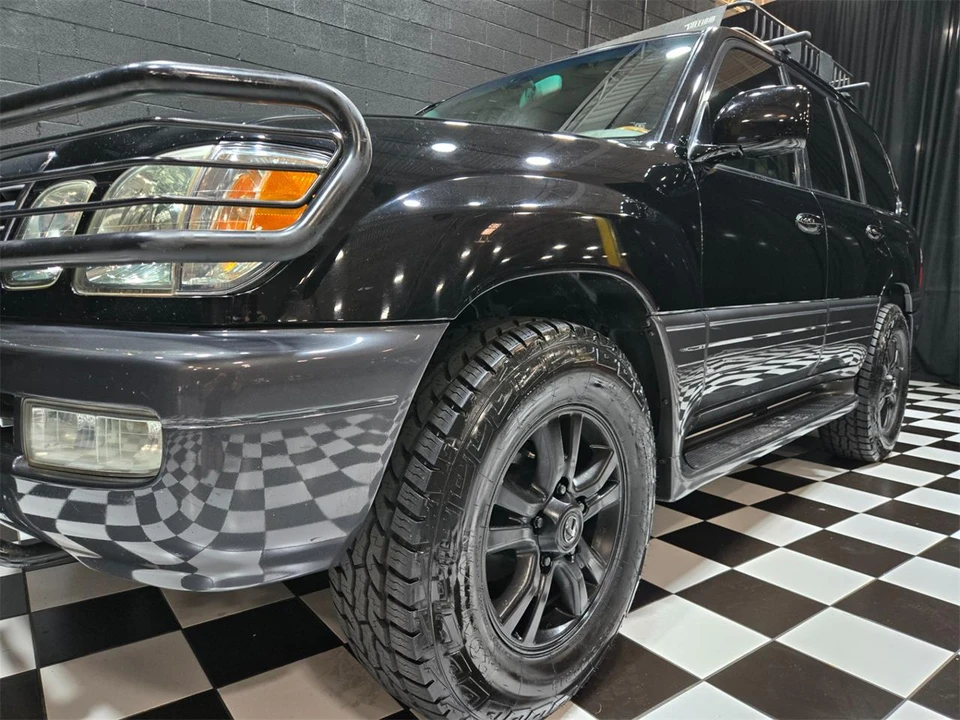 2004 Lexus LX 2nd Gen - Image 17 of 31