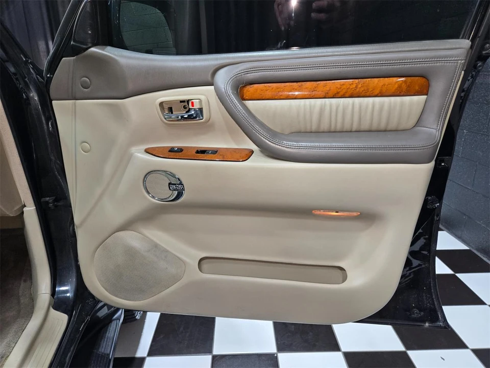 2004 Lexus LX 2nd Gen - Image 13 of 31