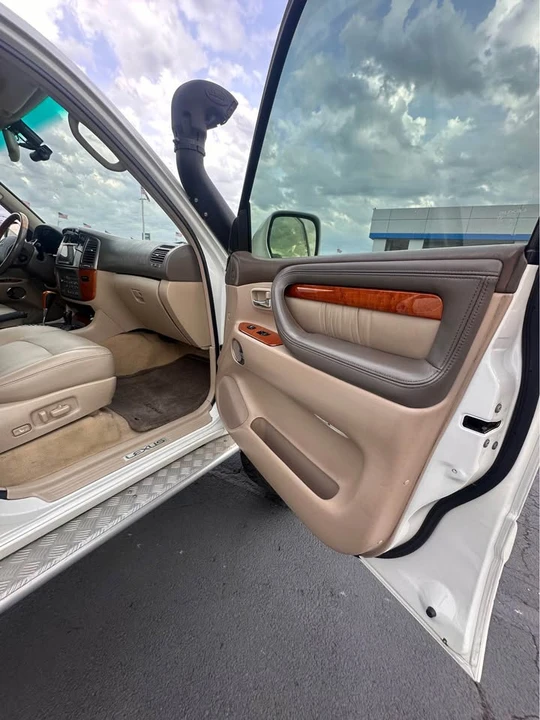 2004 Lexus LX 2nd Gen - Image 9 of 17