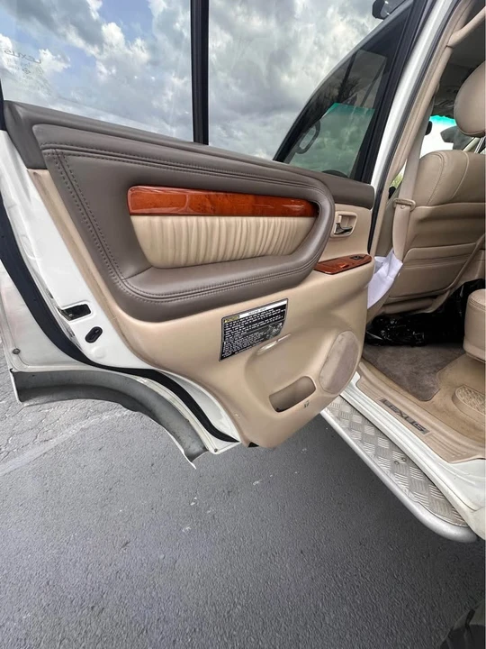 2004 Lexus LX 2nd Gen - Image 12 of 17