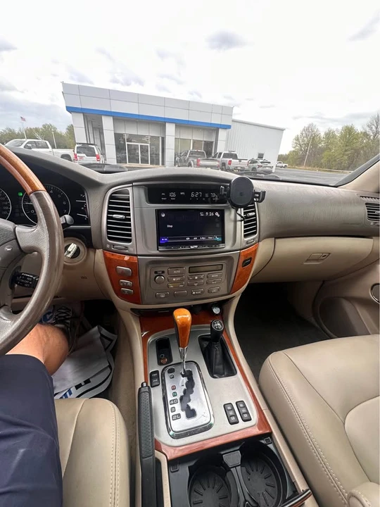 2004 Lexus LX 2nd Gen - Image 15 of 17
