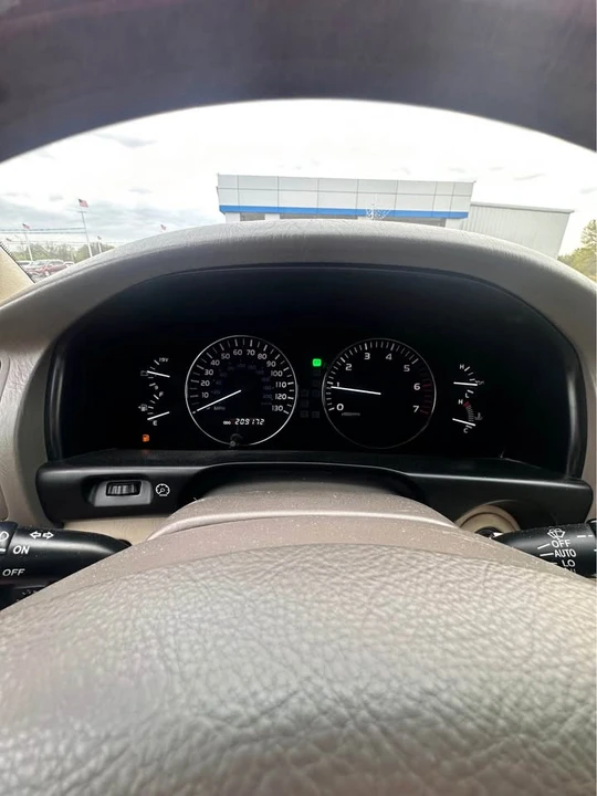 2004 Lexus LX 2nd Gen - Image 16 of 17