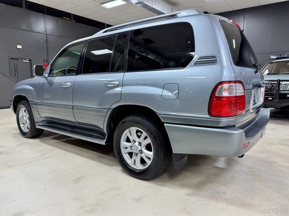 2004 Lexus LX 2nd Gen - Image 11 of 12
