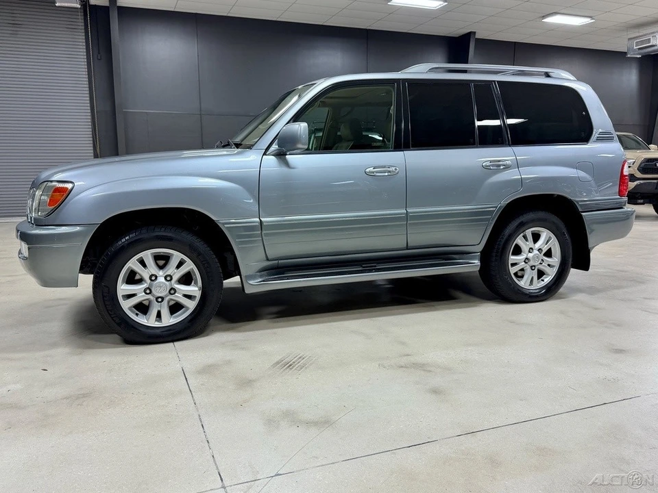 2004 Lexus LX 2nd Gen - Image 9 of 12