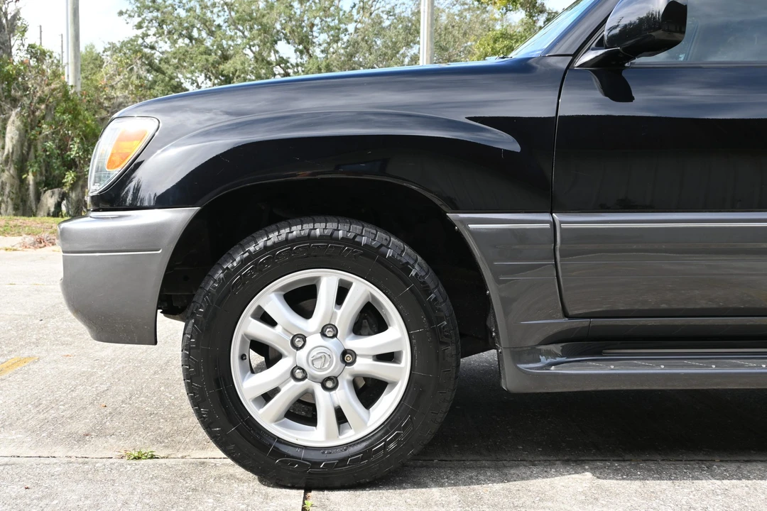 2004 Lexus LX 2nd Gen - Image 18 of 31