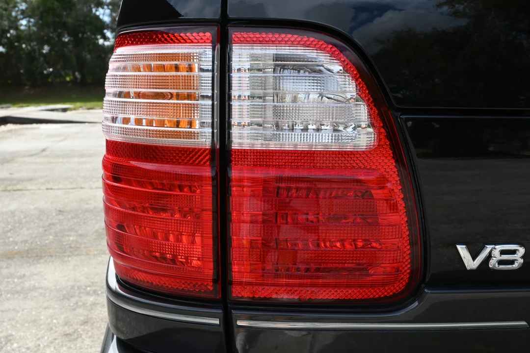 2004 Lexus LX 2nd Gen - Image 28 of 31