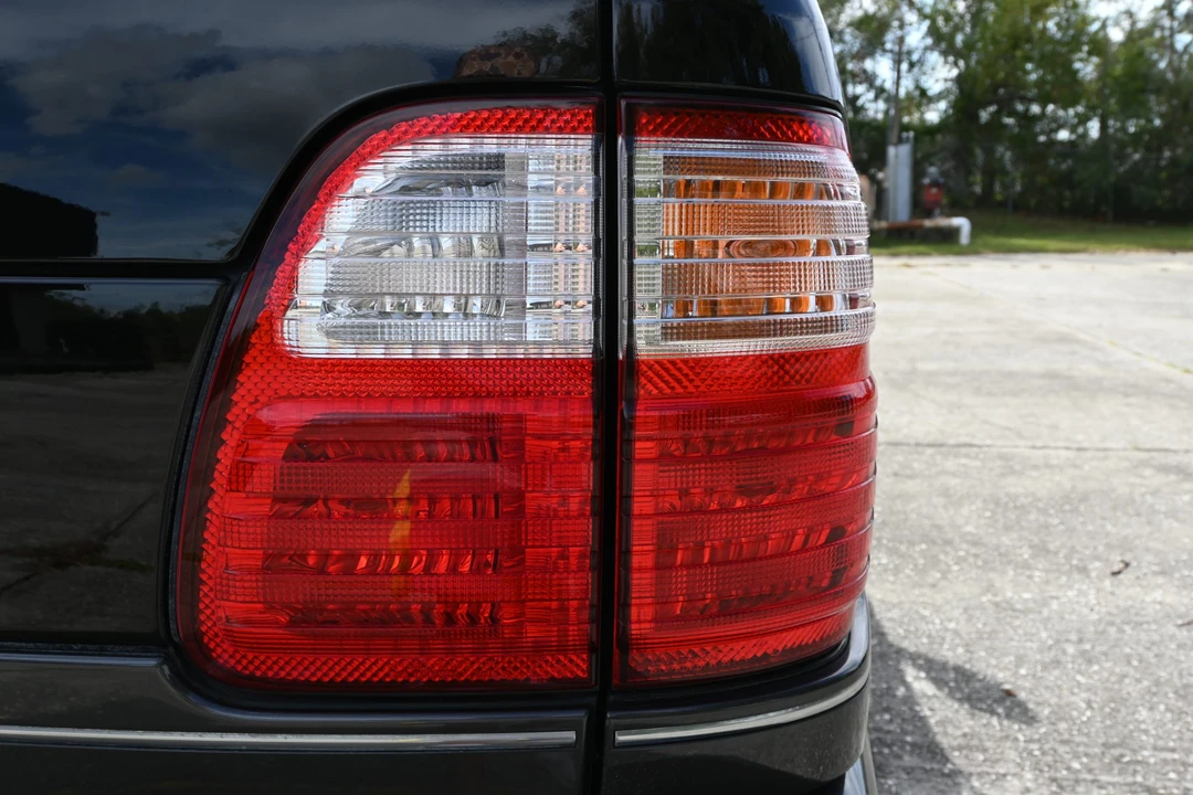 2004 Lexus LX 2nd Gen - Image 29 of 31