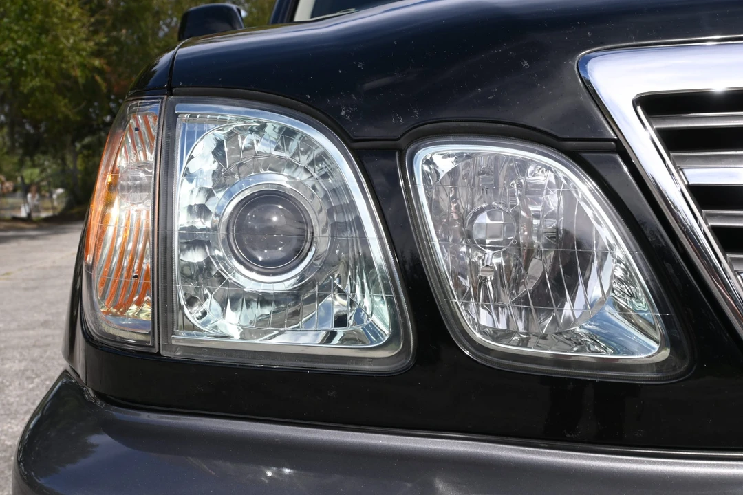 2004 Lexus LX 2nd Gen - Image 27 of 31
