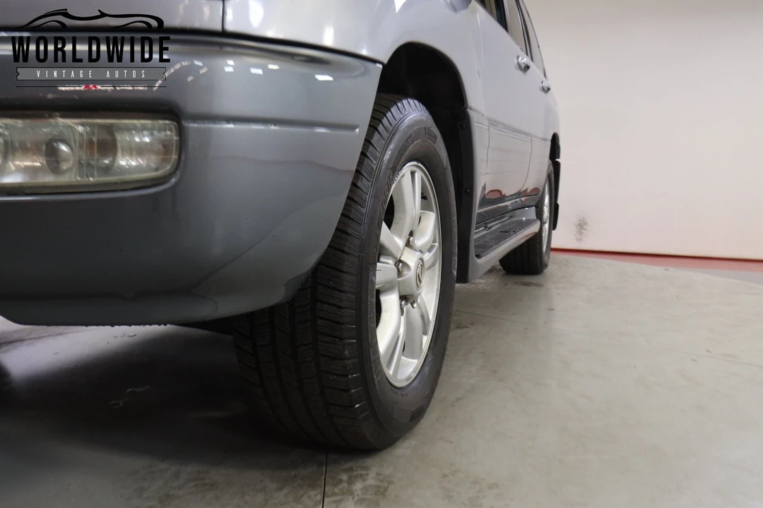 2004 Lexus LX 2nd Gen - Image 11 of 12