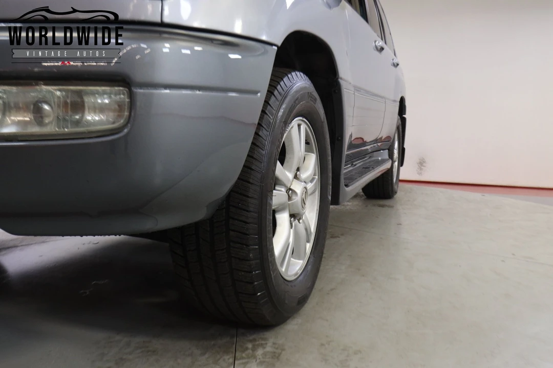 2004 Lexus LX 2nd Gen - Image 11 of 12