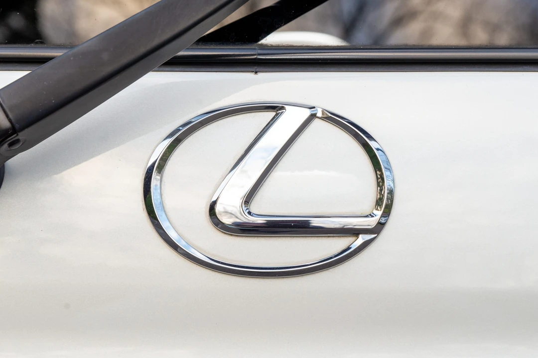 2004 Lexus LX 2nd Gen - Image 26 of 31