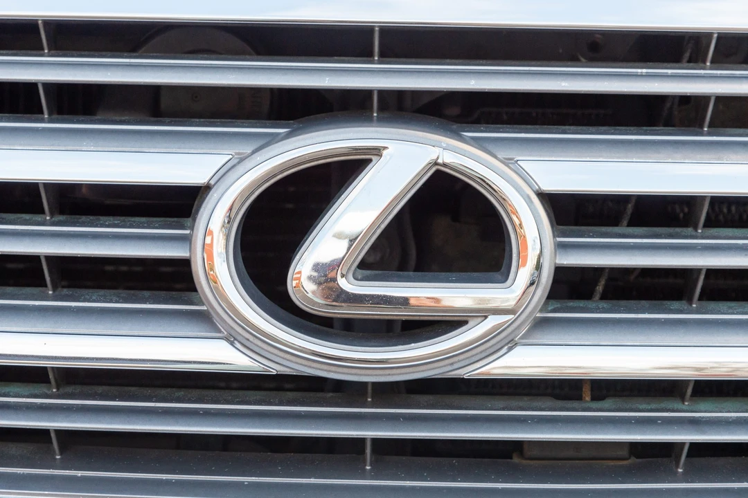 2004 Lexus LX 2nd Gen - Image 25 of 31