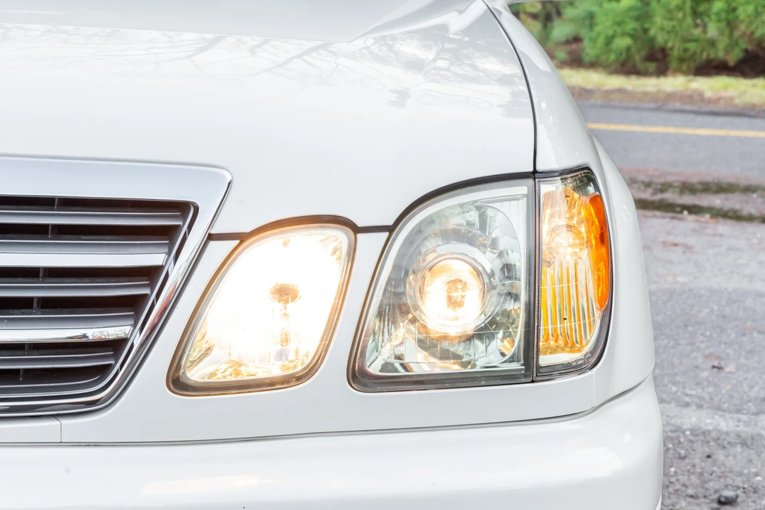 2004 Lexus LX 2nd Gen - Image 18 of 31
