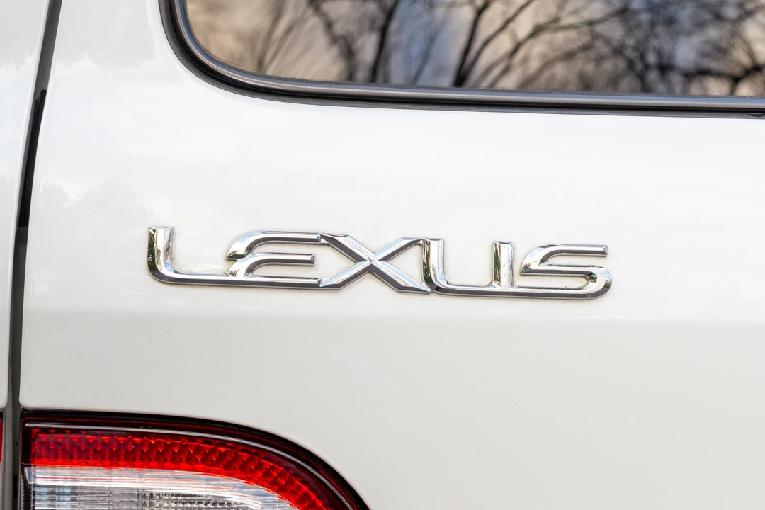 2004 Lexus LX 2nd Gen - Image 27 of 31
