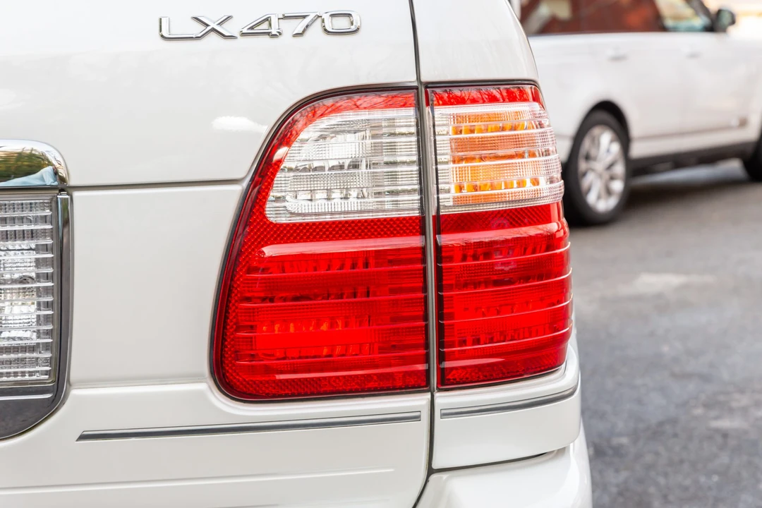 2004 Lexus LX 2nd Gen - Image 24 of 31