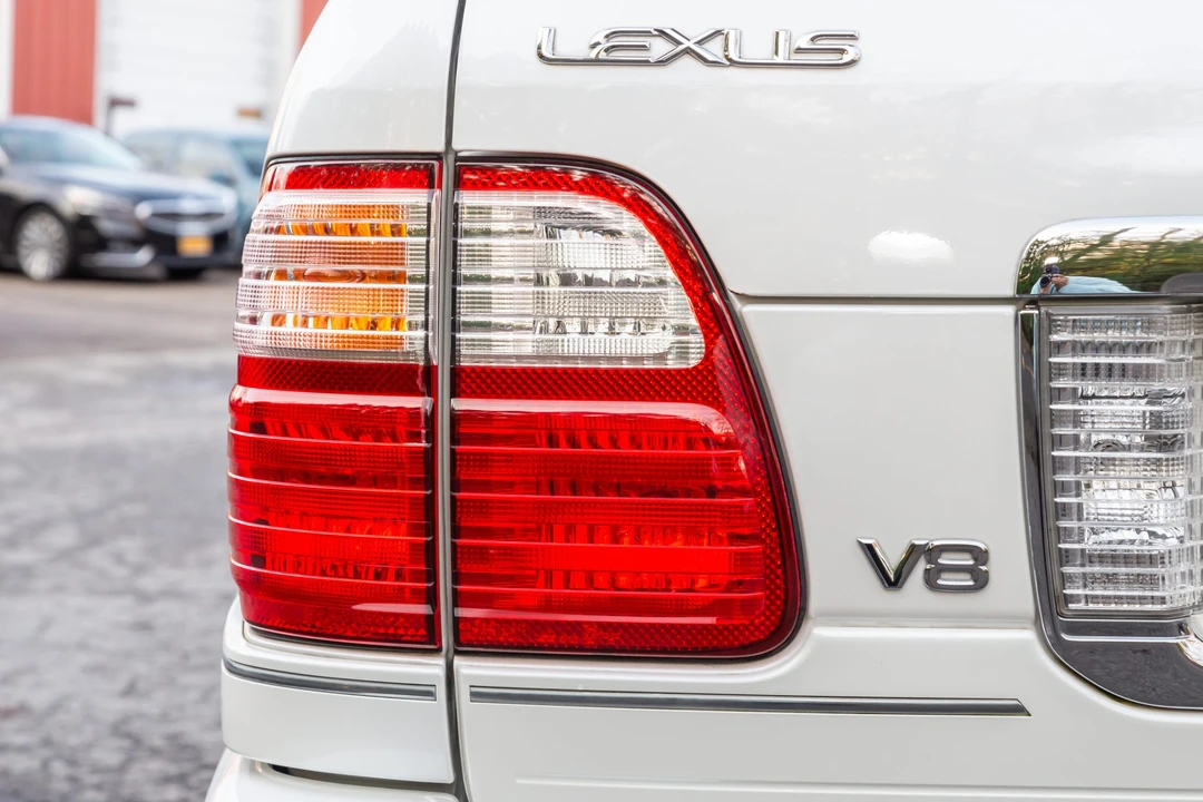 2004 Lexus LX 2nd Gen - Image 23 of 31