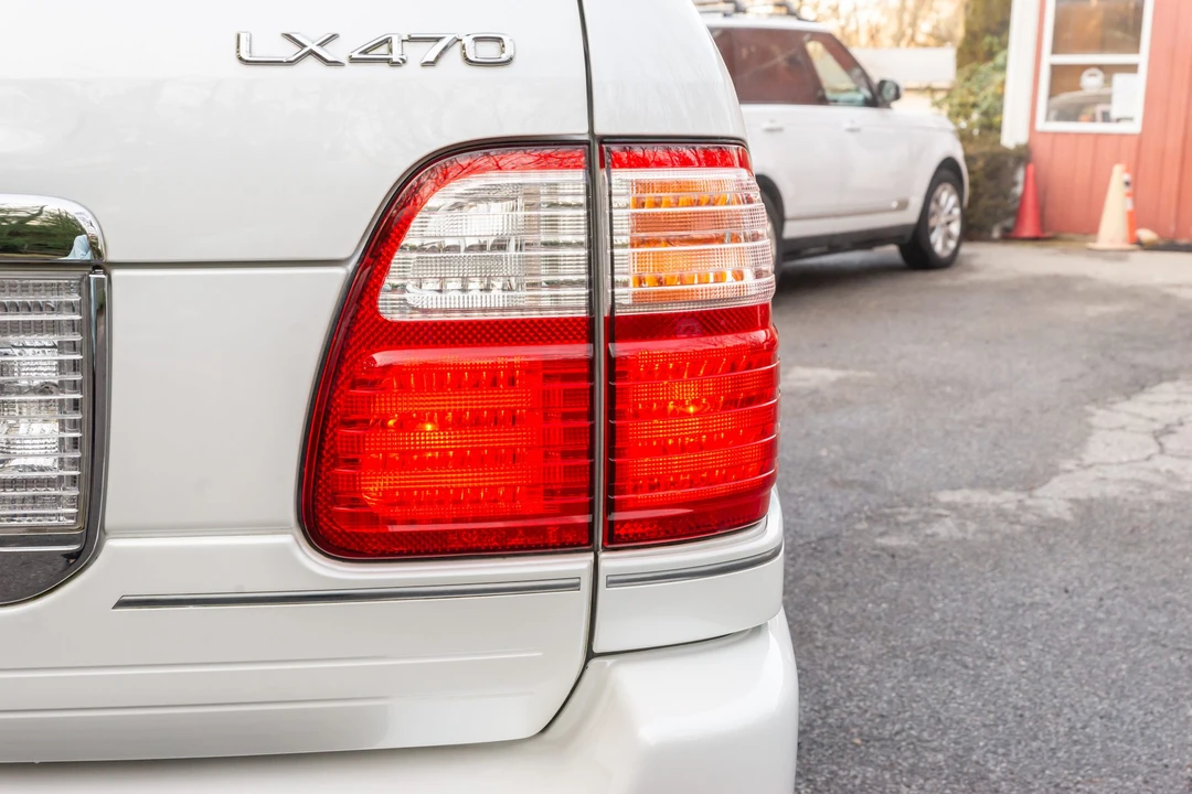 2004 Lexus LX 2nd Gen - Image 22 of 31