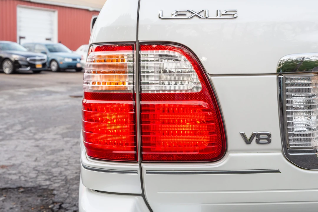 2004 Lexus LX 2nd Gen - Image 21 of 31