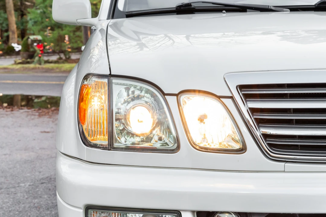 2004 Lexus LX 2nd Gen - Image 17 of 31
