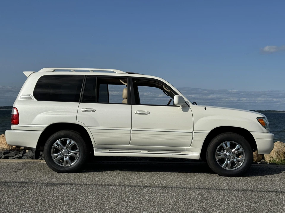 2004 Lexus LX 2nd Gen - Image 9 of 31