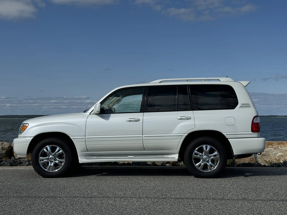 2004 Lexus LX 2nd Gen - Image 19 of 31