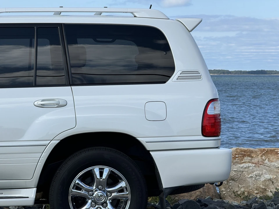 2004 Lexus LX 2nd Gen - Image 23 of 31