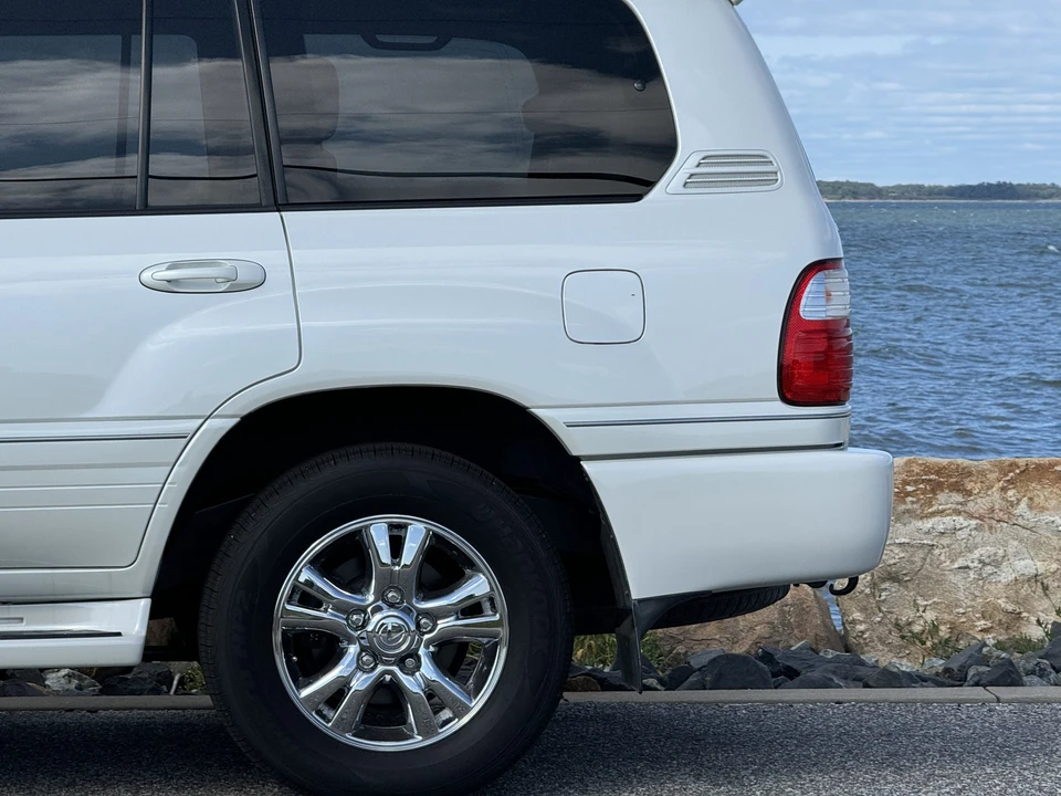 2004 Lexus LX 2nd Gen - Image 22 of 31