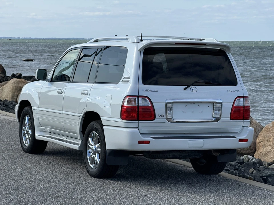 2004 Lexus LX 2nd Gen - Image 16 of 31