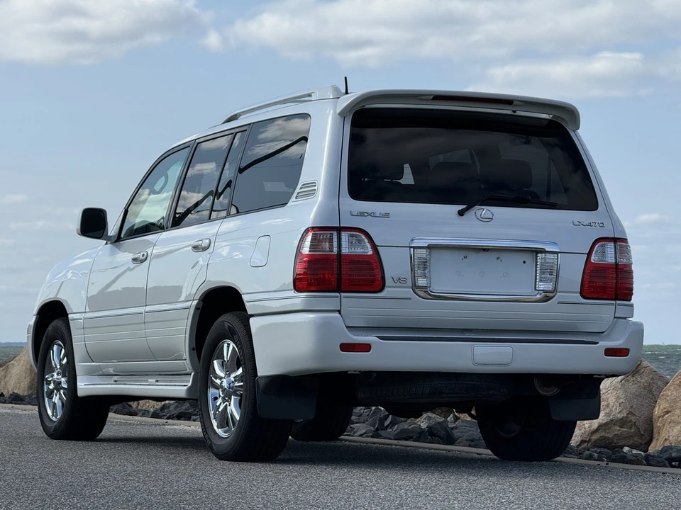 2004 Lexus LX 2nd Gen - Image 17 of 31