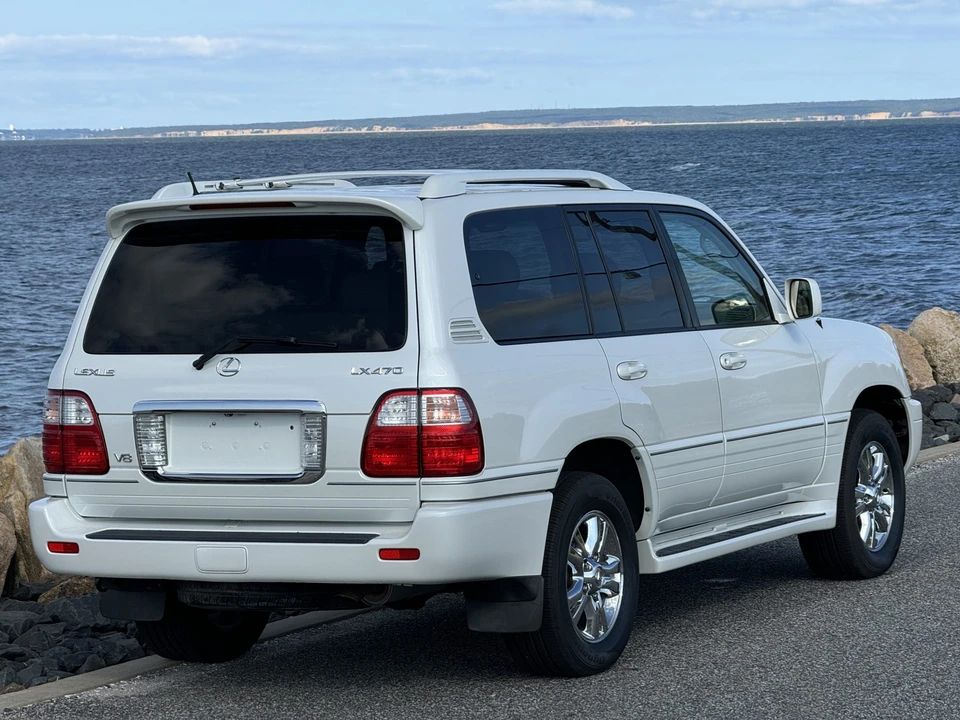 2004 Lexus LX 2nd Gen - Image 10 of 31