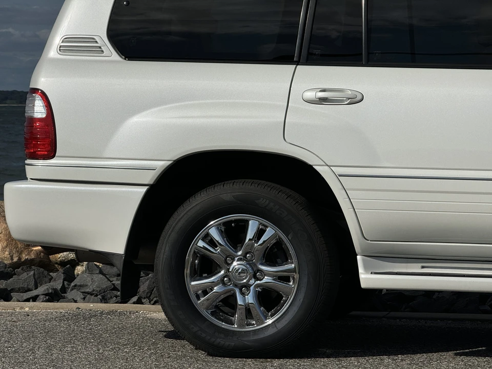 2004 Lexus LX 2nd Gen - Image 25 of 31
