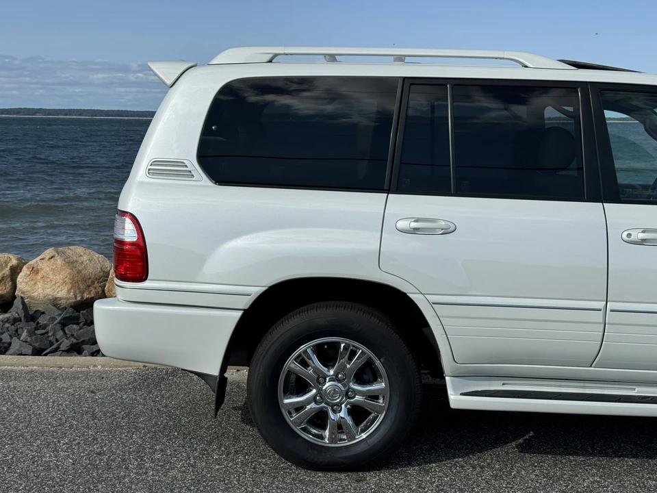2004 Lexus LX 2nd Gen - Image 26 of 31