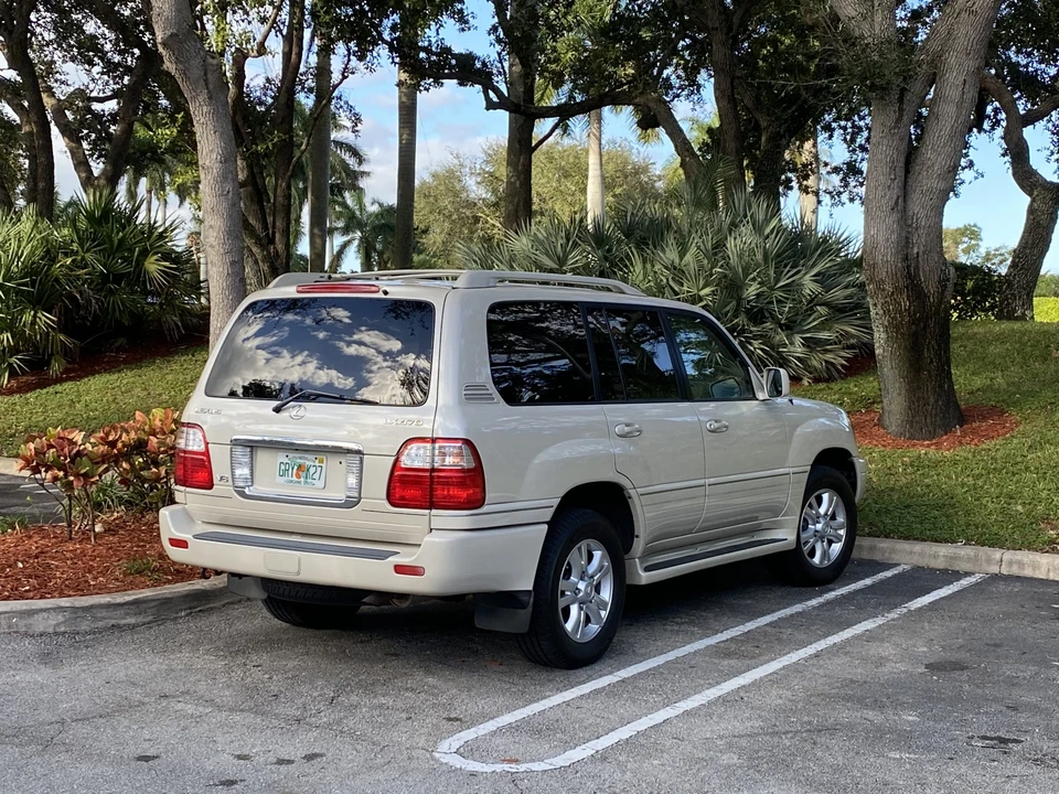 2004 Lexus LX 2nd Gen - Image 6 of 31