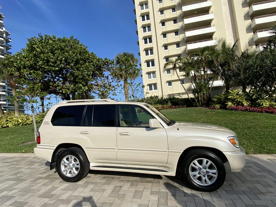 2004 Lexus LX 2nd Gen - Image 9 of 31