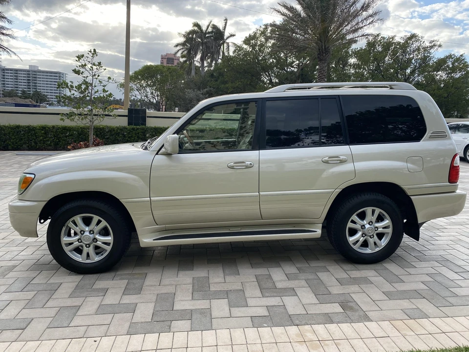 2004 Lexus LX 2nd Gen - Image 17 of 31