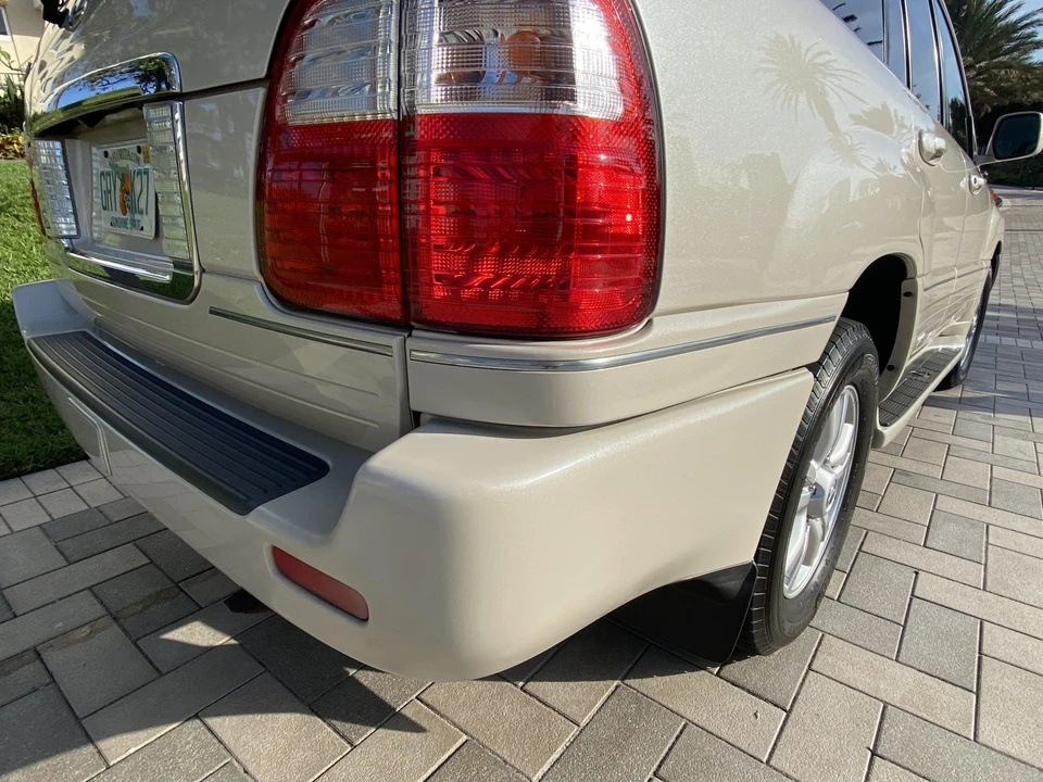2004 Lexus LX 2nd Gen - Image 23 of 31