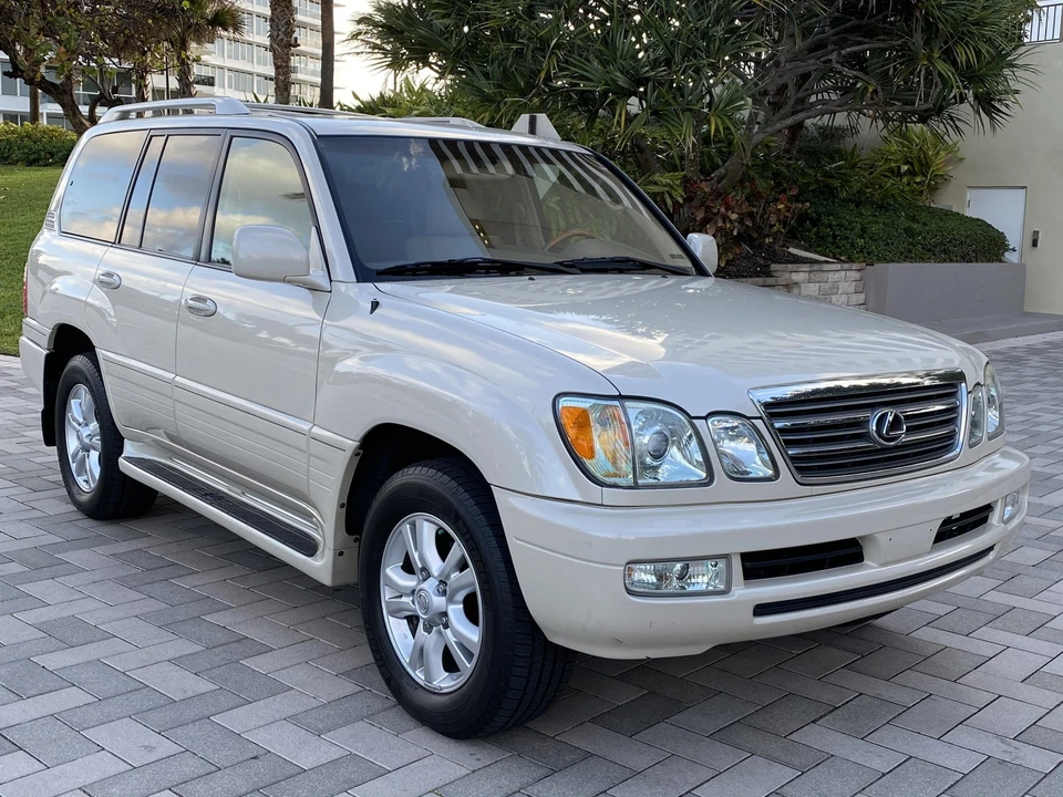 2004 Lexus LX 2nd Gen - Image 11 of 31