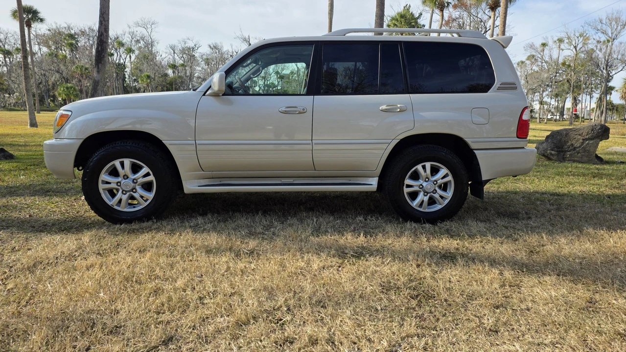2004 Lexus LX 2nd Gen - Image 9 of 31