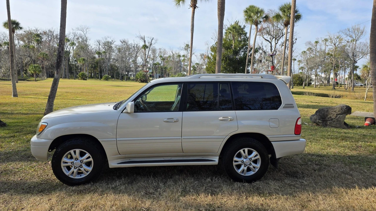 2004 Lexus LX 2nd Gen - Image 10 of 31