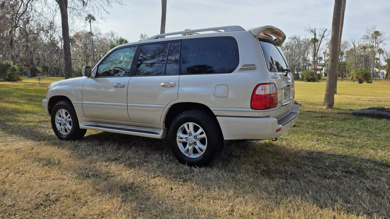 2004 Lexus LX 2nd Gen - Image 11 of 31
