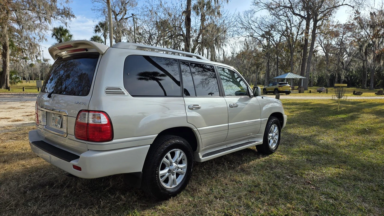 2004 Lexus LX 2nd Gen - Image 17 of 31
