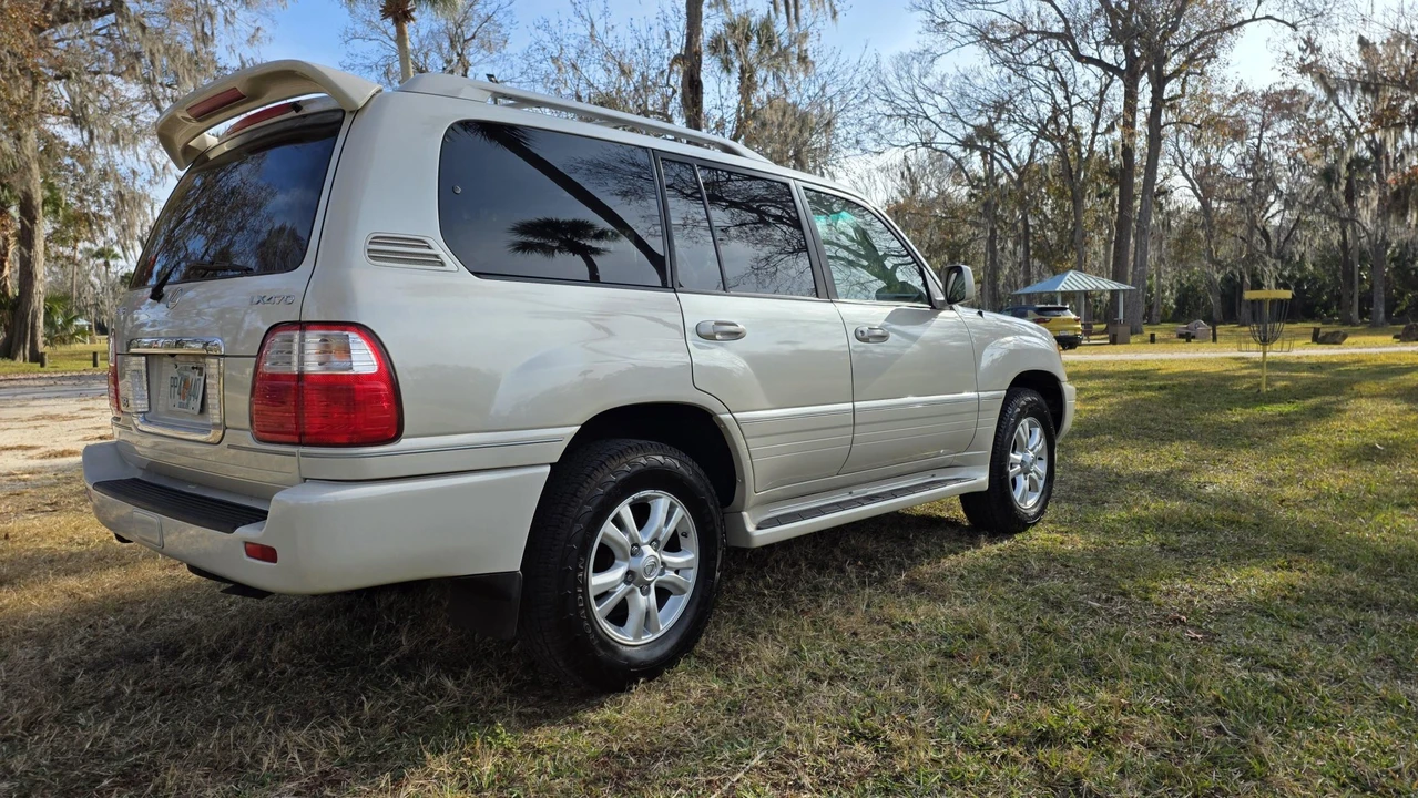 2004 Lexus LX 2nd Gen - Image 18 of 31